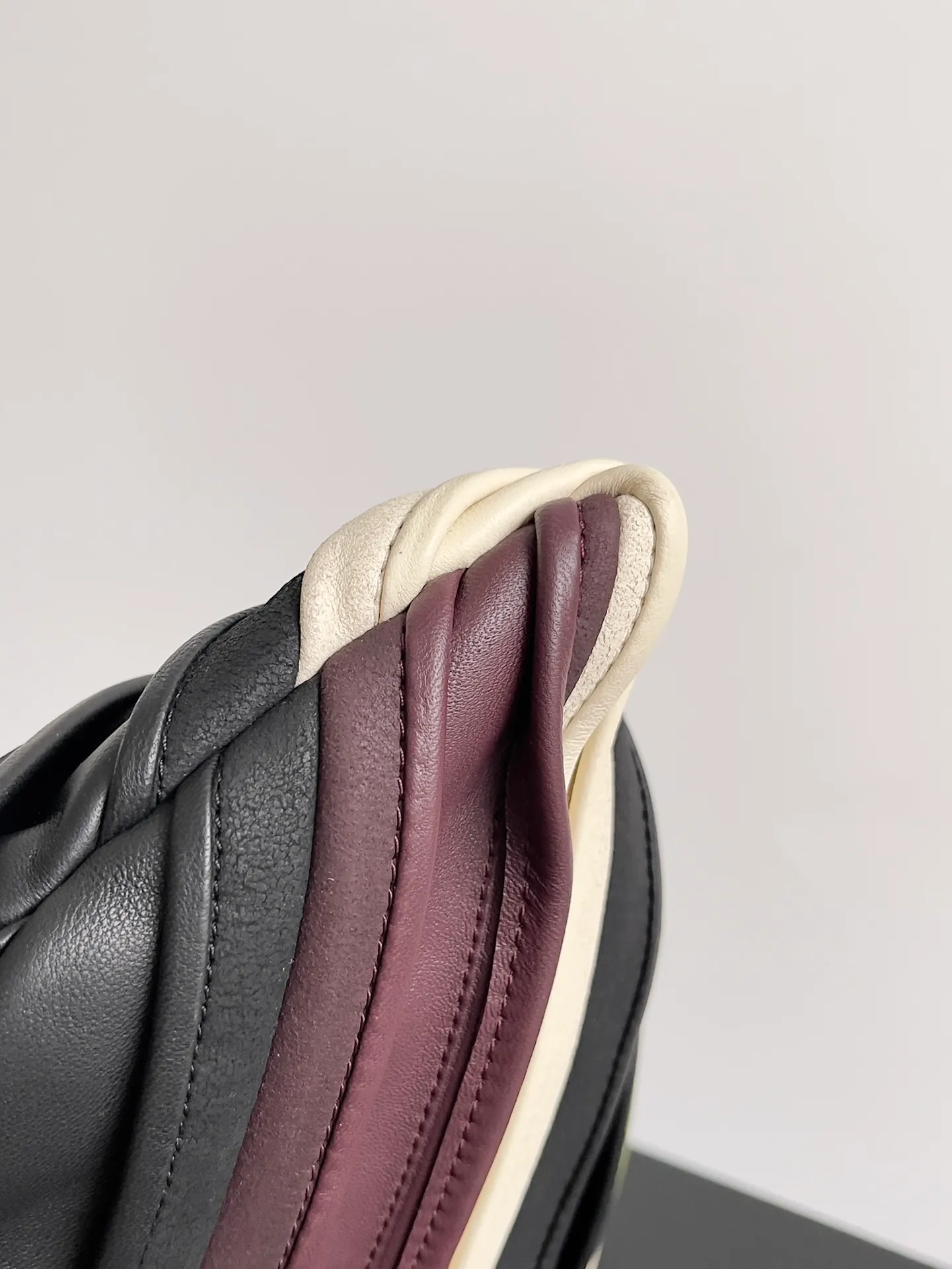 Batch 3520 BOTTEGA VENETA's new Large Hop. This large shoulder bag is made of matcha, white, and berry leather strips. It is reminiscent of the animal skin skirts of primitive tribes and is full of exotic style. The color matching of the 2024 show is very high-end, imitating the elements of the tropical rainforest, with multiple colors of woven leather strips, a large silhouette and a lightweight feel, and the leather is unexpectedly light and soft. Style number: 786193 Size: 54*24*13cm